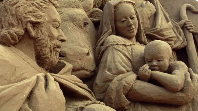 Sousoší Josefa,Marie a Ježíše, které vytvořil italský výtvarník z písku. Dílo je k vidění na vánoční výstavě v italském Jesolu.