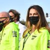 Francesca Sofia Novellová, přítelkyně Valentina Rossiho, při závodě  MotoGP v Misanu