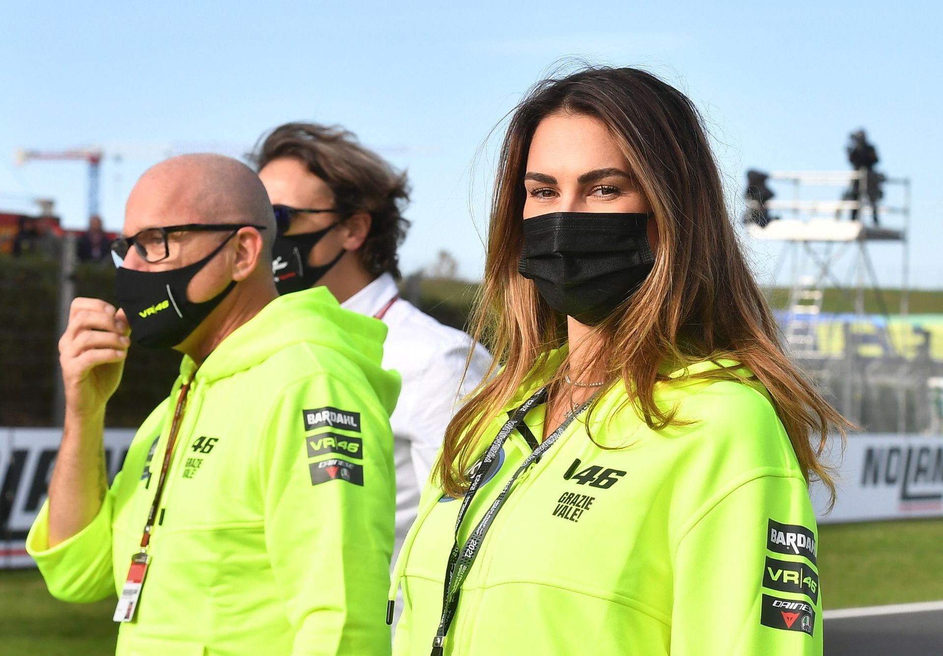 Francesca Sofia Novellová, přítelkyně Valentina Rossiho, při závodě  MotoGP v Misanu
