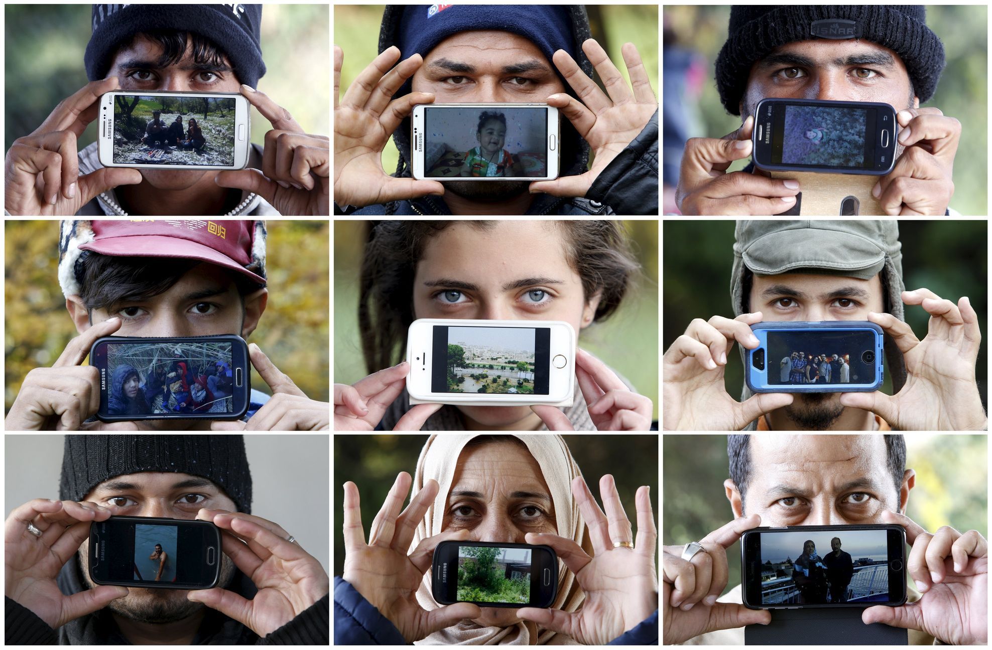 Sentilj ve Slovinsku. Běženci ukazují fotky ze svých zemí nebo obrázky blízkých