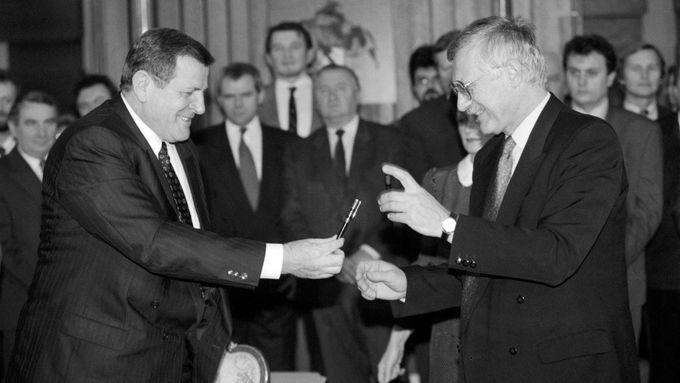 Předsedové české a slovenské vlády Vladimír Mečiar a Václav Klaus na podzim 1992, krátce před rozdělením Československa.
