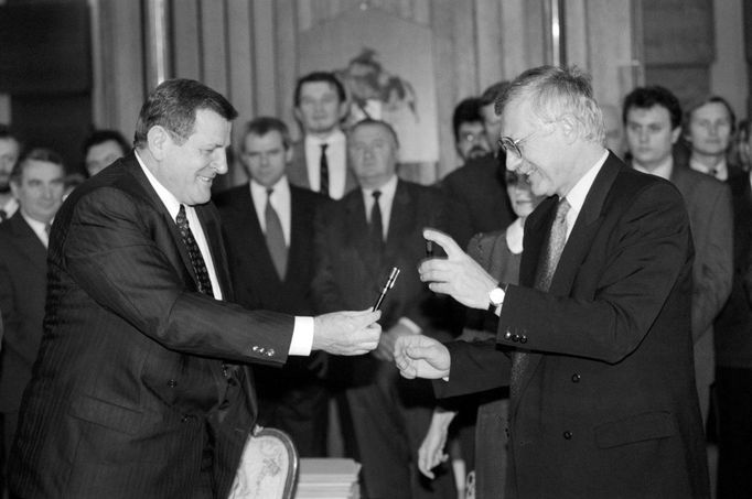 Předsedové české a slovenské vlády Vladimír Mečiar a Václav Klaus na podzim 1992, krátce před rozdělením Československa.