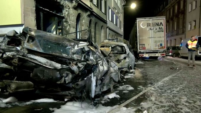 „Vypadá to tu jako bojiště.“ Opilý řidič kamionu proměnil bavorskou ulici k nepoznání.