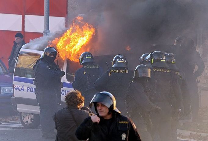 Již během prvních střetů těžkooděnců s extremisty začal hořet vůz Městské policie Litvínov.