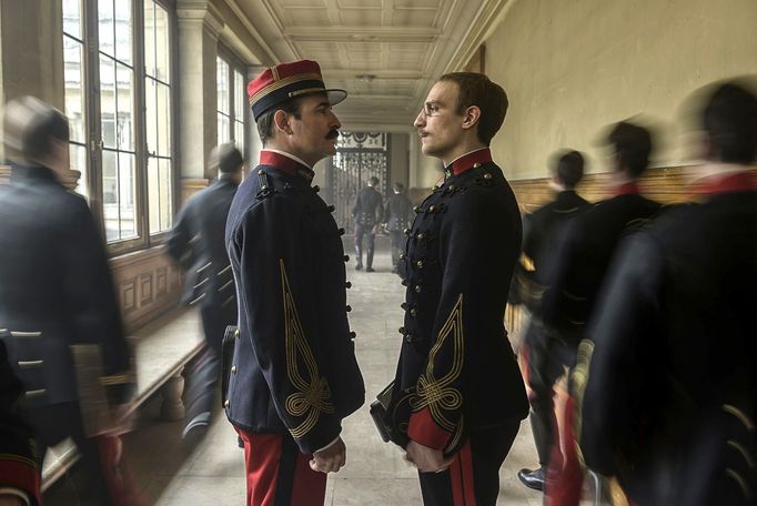 Jean Dujardin jako Picquart a Louis Garrel jako Dreyfus.