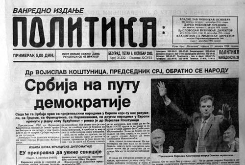 V noci z 5. na 6. října promluvil Koštunica k lidu už i prostřednictvím RTS. Opozice utvořila krizový štáb a zahájila vyjednávání s představiteli státu a bezpečnostních složek. Na snímku vydání deníku Politika z 6. října s titulkem "Srbsko na cestě k demokracii". | Foto: Wikimedia Commons