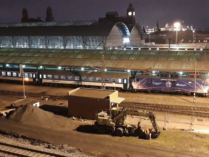 Zavazadlový výtah a koridor začaly sloužit jako provizorní cesta z hlavního nádraží na Žižkov.