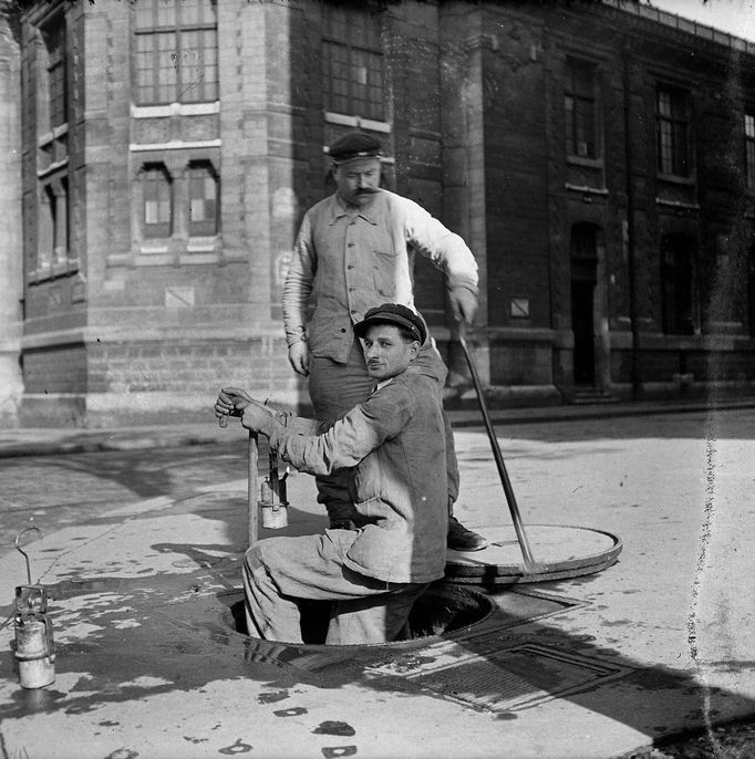 Dělníci kanalizace při práci v ulicích Paříže, 1943.