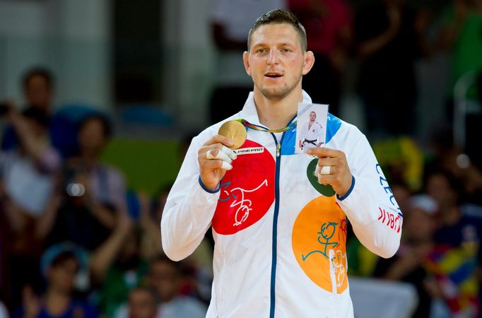 OH 2016, judo do 100 kg, finále : Lukáš Krpálek s fotografií zesnulého Saši Jurečky