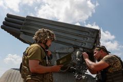 Ukrajinští vojáci překročili Dněpr a útočí na Rusy, při akci je kryje dělostřelectvo