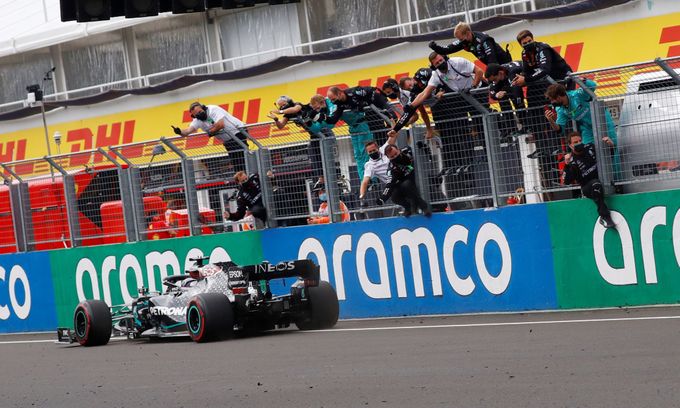 Lewis Hamilton v Mercedesu vítězí v GP Maďarska 2020