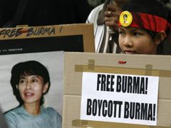 Aun Schan Su Ťij nepřestává být symbolem boje za obnovení demokracie v Barmě, i když se ji junta snaží ze všech sil izolovat