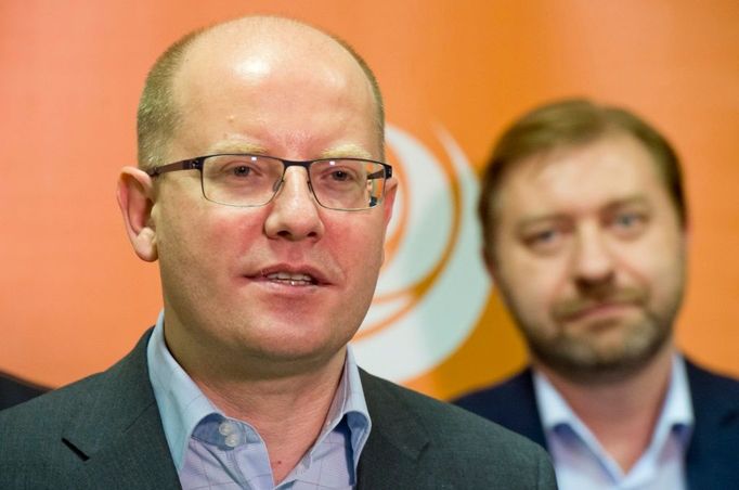 Předseda ČSSD Bohuslav Sobotka a předseda poslaneckého klubu strany Roman Sklenák na tiskové konferenci po zasedání ústředního výkonného výboru strany.