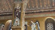 V kolosálním paláci se nachází i soukromá kaple (Cappella Palatina) obalená zlatem.