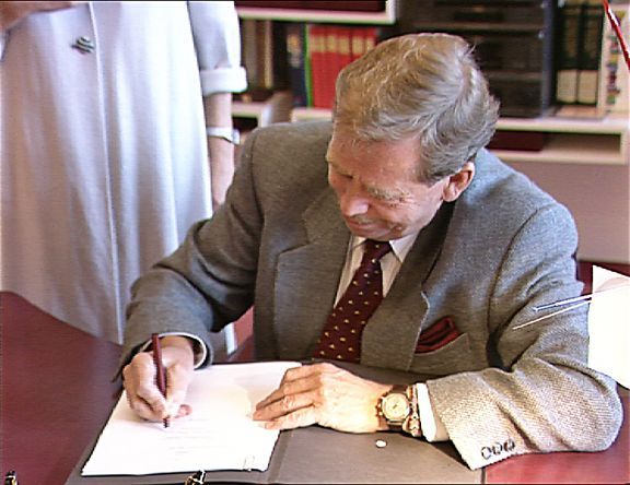 Někdejší prezident Václav Havel podepisuje devizový zákon, na základě kterého se česká koruna stala volně směnitelnou měnou.