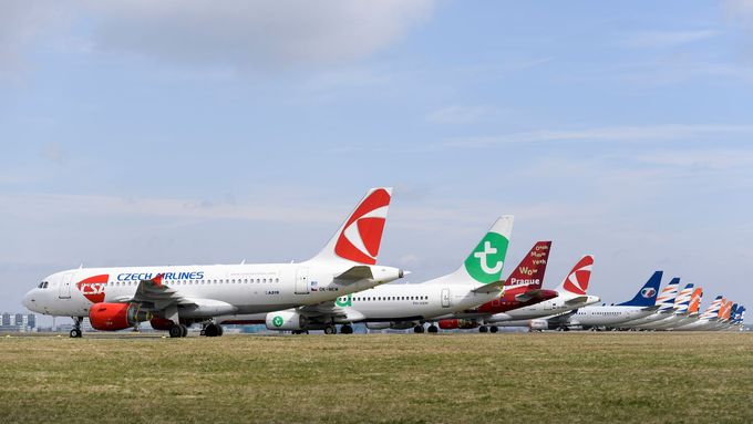 Odstavená letadla na pražském letišti během koronavirové pandemie.