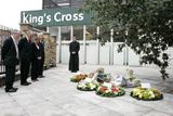 Přesně před rokem útočili ve stanici londýnského metra King´s Cross teroristé. Jejich oběti se tu po roce dočkaly tiché vzpomínky.