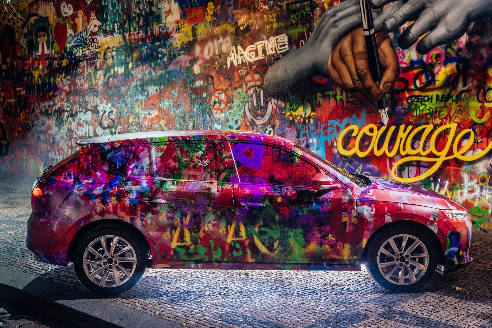 Škoda Scala a umělec Chemis u Lennonovy zdi