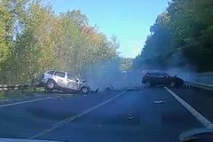 Video: Poláci závodili na Slovensku v luxusních autech. Řidič porsche smetl cizí vůz