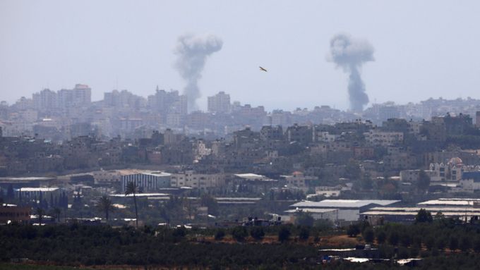 Kouř, který vychází z Pásma Gazy po bombardování Izraelci.
