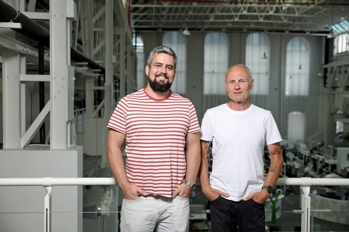 Architekt Lukáš Duchek a moderátor podcastu Na dotek Petr Vizina.