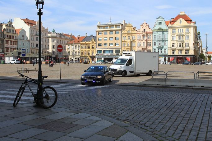 Převoz Plzeňské madony z katedrály svatého Bartoloměje do výstavní síně Masné krámy.