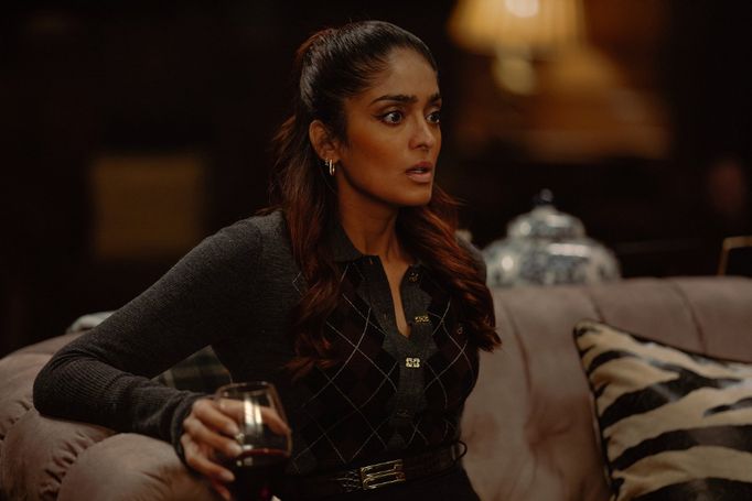 Mandeep Dhillon v první epizodě seriálu Země gangů s názvem Sedět nebo konat.