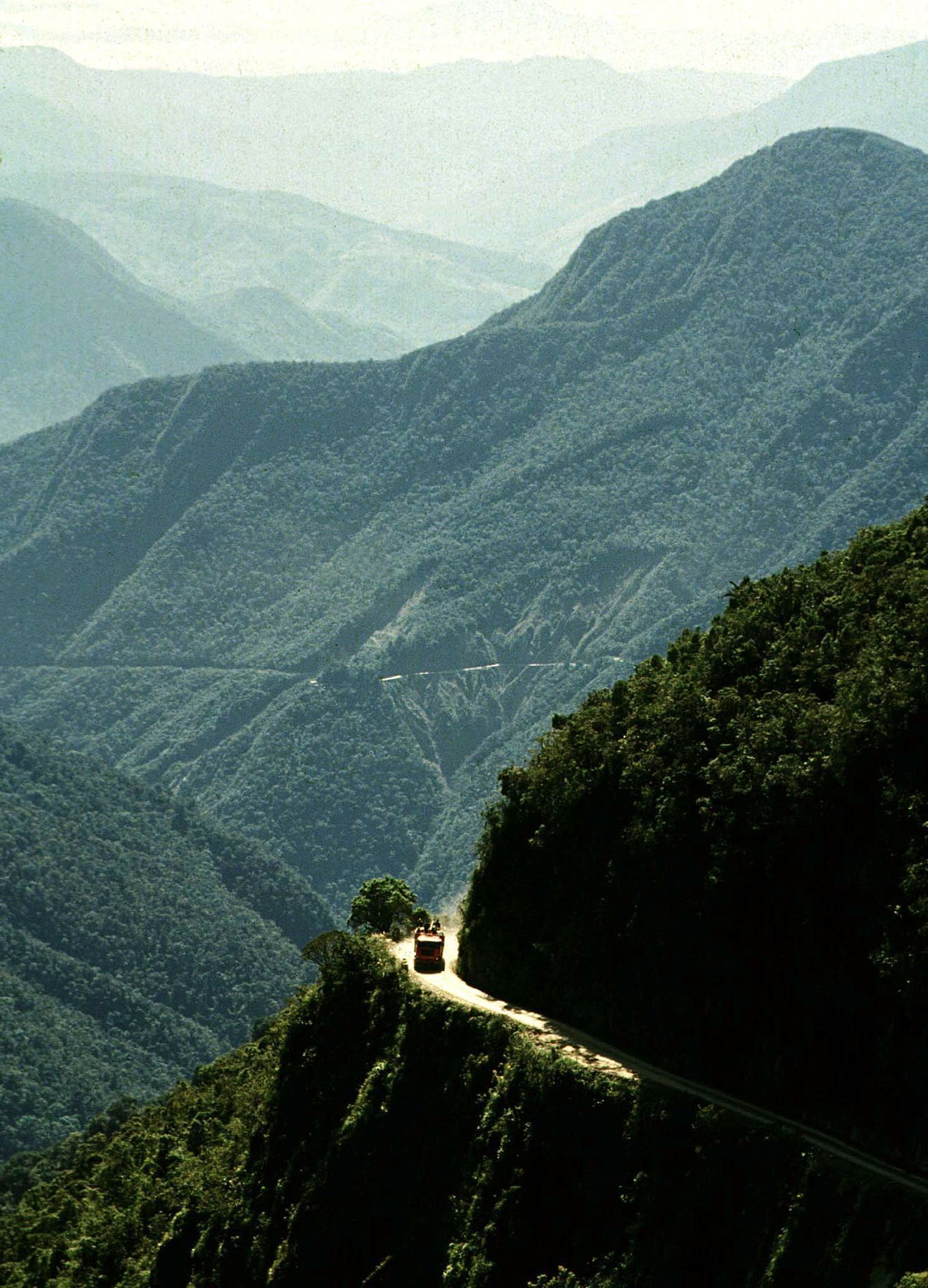 Bolívijská silnice North Yungus Road, neboli cesta smrti.