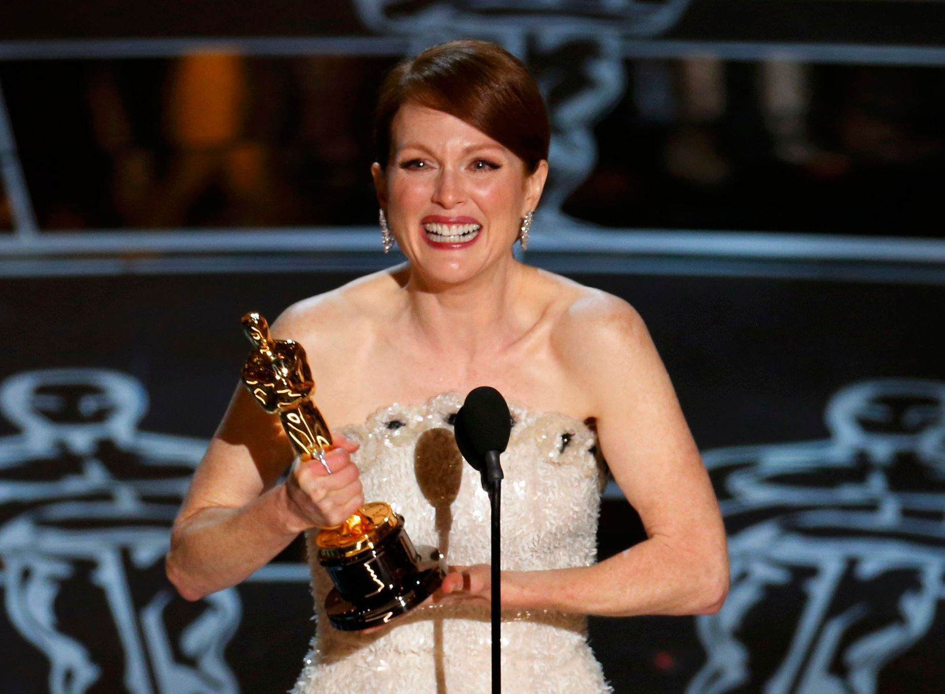 Julianne Moore accepts the Oscar for Best Leading Actress for her role in &quot;Still Alice&quot; at the 87th Academy Awards in Hollywood, California