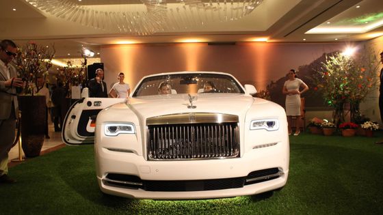 Foto: Rolls-Royce otevřel v Česku první prodejnu. Prodává v ní auta od necelých osmi milionů