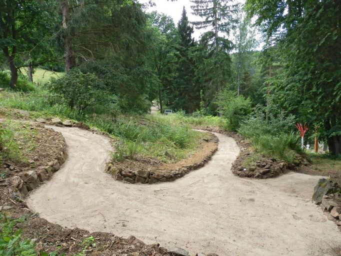 Stezka bečovskou botanickou zahradou po revitalizaci.