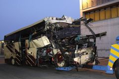 Havaroval autobus plný dětí, 22 jich na místě zemřelo