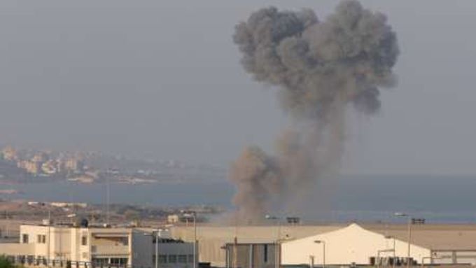 Z libanonského letiště stoupá dým poté, co jej zasáhlo izraelské letectvo.