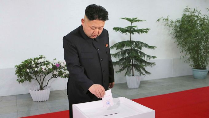 Kim Čong-un u voleb. Podle Pchjongjangu je drtivě a demokraticky vyhrál. Hlasovali všichni.
