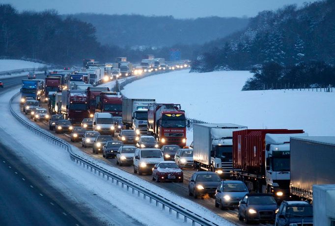 Chaos na jedné z klíčových tepen britských ostrovů. Na M25 u Kentu na jihu Anglie.