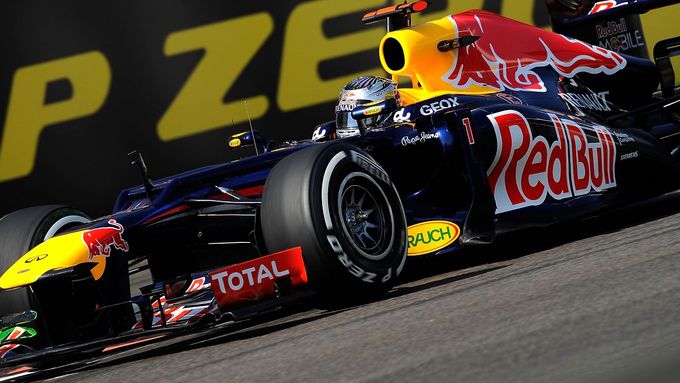 Sebastian Vettel zajel v kvalifikaci výrazně rychlejší čas než Alonso, ale odstartuje devět řad za ním.