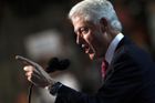 Exprezident Clinton hájí kontroverzní příjmy rodinné nadace