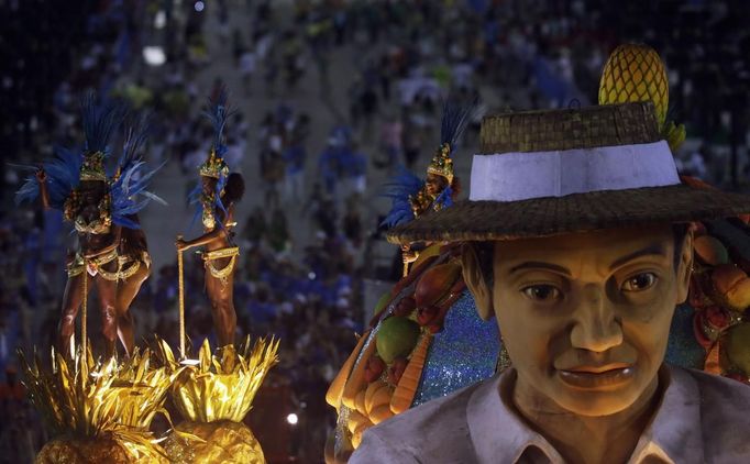 Revellers from the Vila Isabel samba school participate in the annual Carnival parade in Rio de Janeiro's Sambadrome February 12, 2013. REUTERS/Ricardo Moraes (BRAZIL - Tags: SOCIETY) Published: Úno. 12, 2013, 8:09 dop.