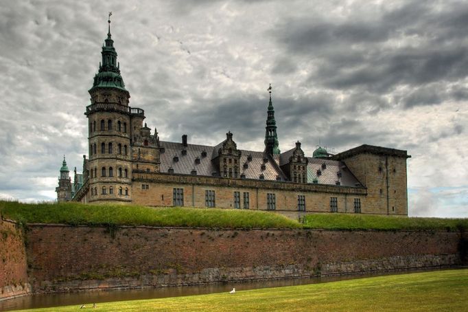 Williem Shakespeare umístil děj svého Hamleta na dánský zámek Kronborg, v dramatu je nazýván Elsinor