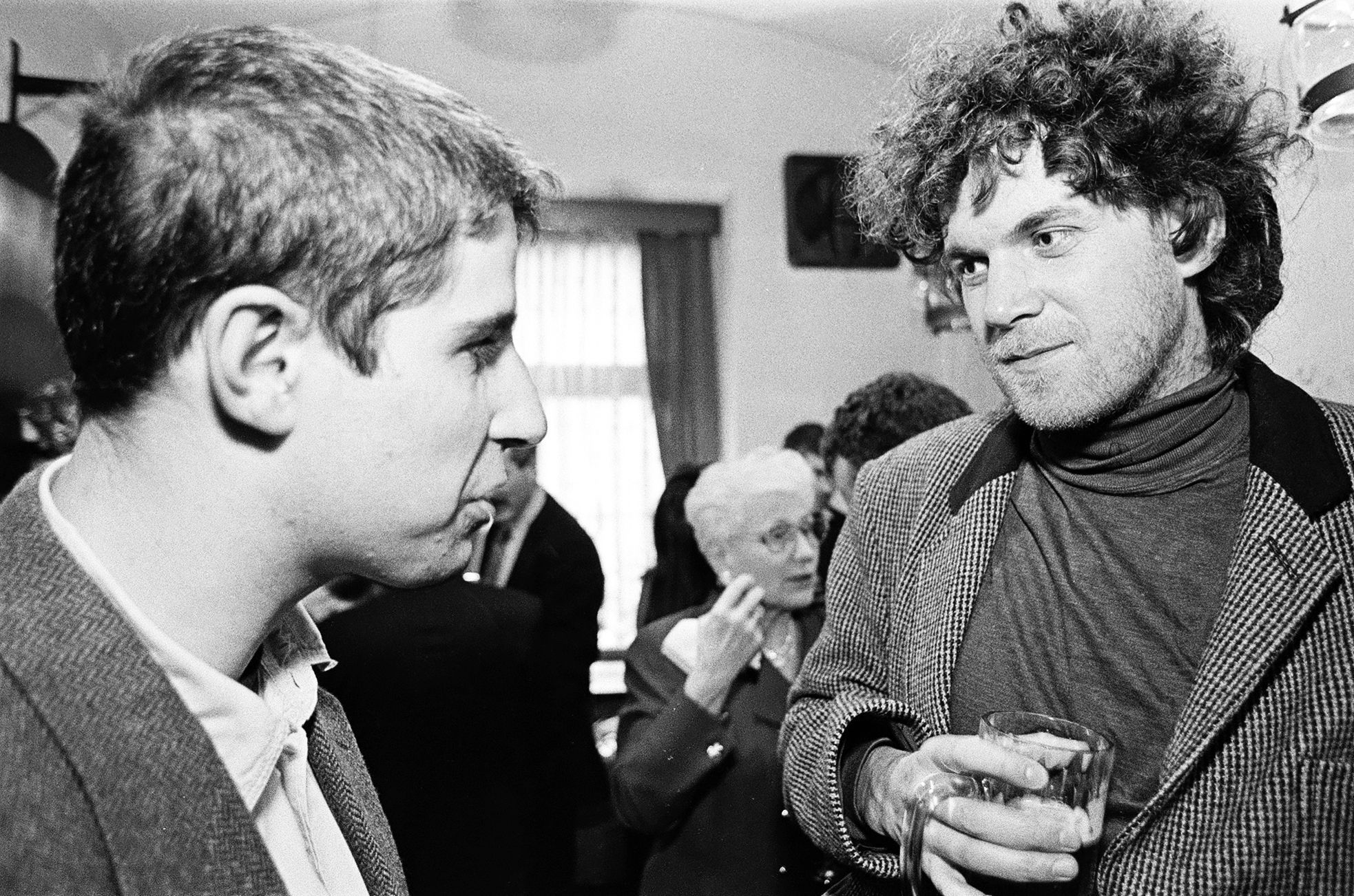 Tehdejší šéfredaktor Respektu Vladimír Mlynář (vlevo) při rozmluvě s Markem Švehlou, který je dnes zástupcem šéfredaktora. (1995)