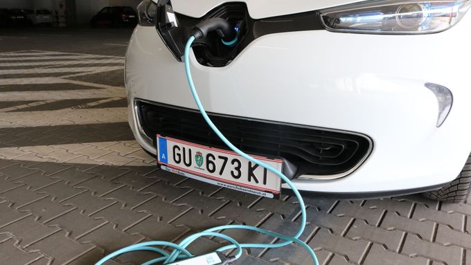 Elektromobil Renault Zoe se v Česku neprodává, v Německu patří k nejdostupnějším vozům na elektropohon.