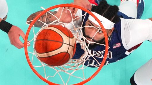 Anthony Davis z týmu USA sleduje míč v koši Srbska