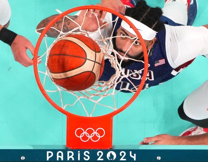 Anthony Davis z týmu USA sleduje míč v koši Srbska