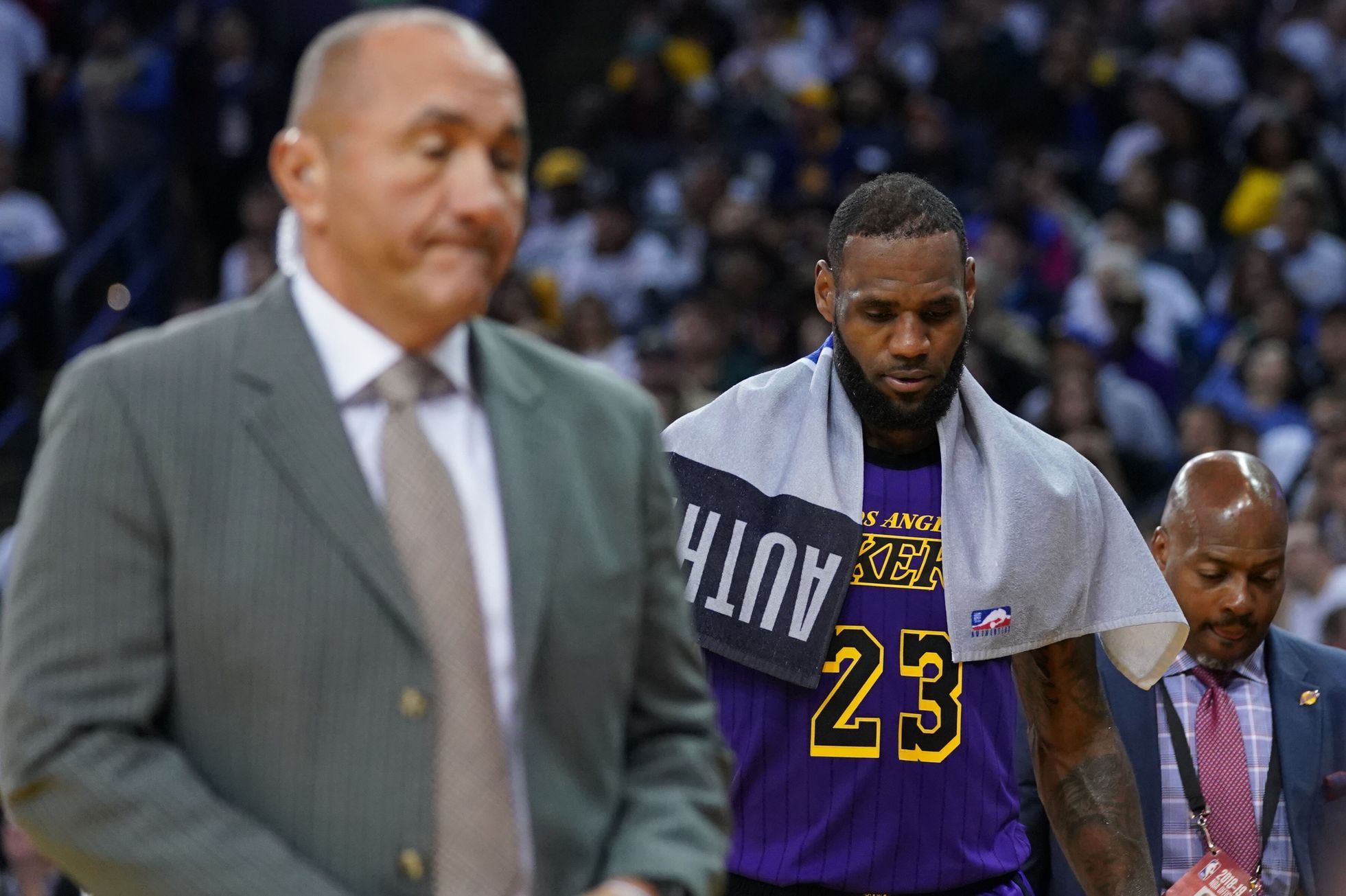 NBA 2018/19, Golden State - LA Lakers: Zraněný LeBron James (LAK) opouští palubovku.