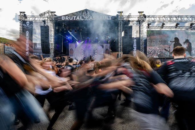 Snímek ze středečního zahájení festivalu Brutal Assault.