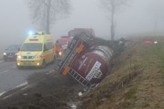 Ze srbského kamionu unikal styren, zasahovali hasiči