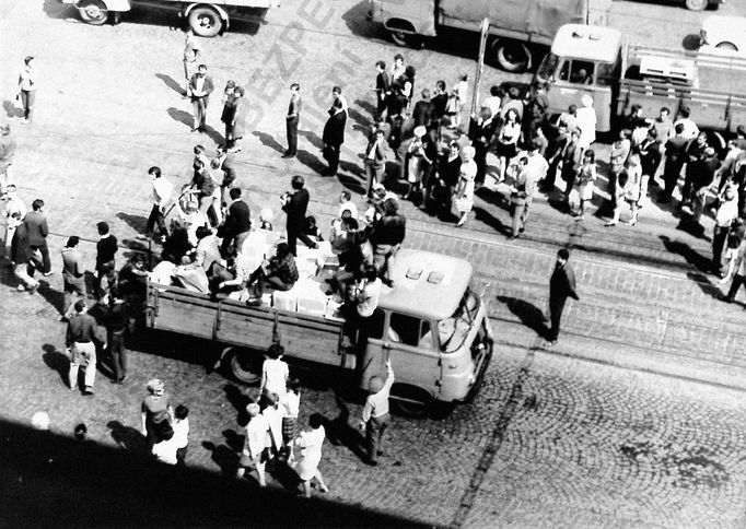 Fotoreprodukce dobového policejního vyšetřovacího spisu k srpnovým událostem v roce 1969.