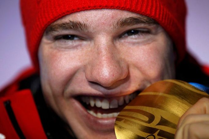 Švýcarský běžec na lyžích Dario Cologna bral zlato v úvodním olympijském závodu na 15 kilometrů volnou technikou. "Super Dario" je podle domácích novin největším talentem švýcarského běžeckého lyžování všech dob. "V 23 letech má před sebou krásnou budoucnost. Může velmi brzy přepsat historii svého sportu," napsal Tribune de Geneve.