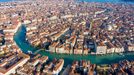 Benátky, Itálie. Pohled na různé městské aglomerace ve světě z ptačí perspektivy.
