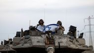 Izraelský tank u Pásma Gazy.